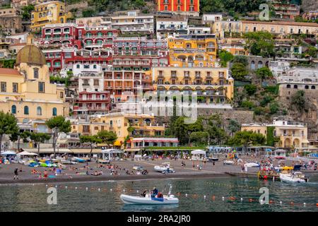 Vue sur le village de Positano le long de la côte amalfitaine en Italie en été. Banque D'Images