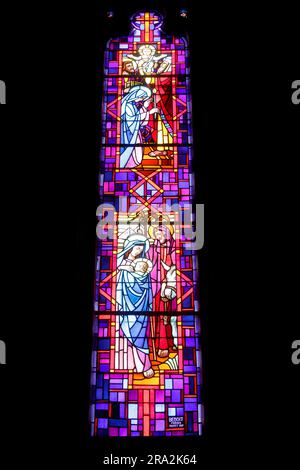 France, Meurthe et Moselle, Nancy, chapelle de la Vierge Marie et Saint Joseph de l'ancien couvent des Soeurs de la Sainte enfance de Marie (sœurs de l'enfance houleuse de Marie) puis des Soeurs de l'Alliance construit en 1875 par l'architecte Léon Vautrin, Aujourd'hui, le centre de documentation et la salle polyvalente de l'école de formation professionnelle Claude Daunot situé boulevard Georges Clemenceau, vitraux de Benoit Frères (frères Benoit) atelier réalisé en 1947, représentant les histoires bibliques de la Présentation au Temple en haut et du vol en Égypte en bas Banque D'Images
