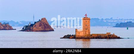 France, Finistère, baie de Morlaix, Carantec, l'île Noire et son phare, l'île Louet Saint Polde Leon en arrière-plan Banque D'Images