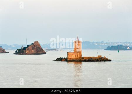 France, Finistère, baie de Morlaix, Carantec, l'île Noire et son phare, l'île Louet Saint Polde Leon en arrière-plan Banque D'Images