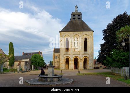 France, Loiret, Vallée de la Loire classée au patrimoine mondial par l'UNESCO, Saint Benoit sur Loire, Abbaye bénédictine de Saint Benoit sur Loire ou Abbaye Fleury, le porche-tour Banque D'Images