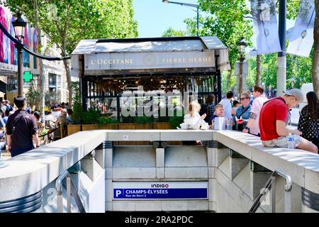 France, Paris, Avenue des champs Elysées, parking souterrain et l'Occitane Pierre Herme Banque D'Images