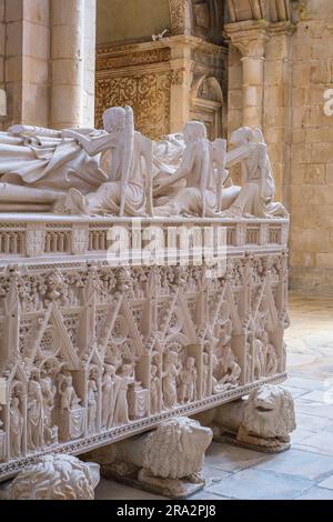 Portugal, région centrale, Alcobaça, Santa Maria du monastère d'Alcobaça fondé au 12th siècle par le roi Alfonso I, chef-d'œuvre de l'art gothique cistercien et site classé au patrimoine mondial de l'UNESCO, tombeau du roi Pedro I Banque D'Images