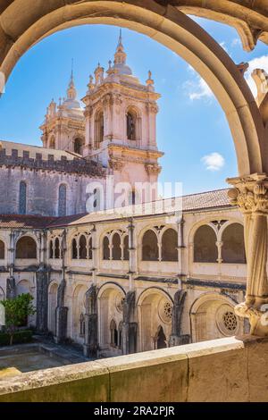 Portugal, région centrale, Alcobaça, Santa Maria du monastère d'Alcobaça fondé au 12th siècle par le roi Alfonso I, chef-d'œuvre de l'art gothique cistercien et site classé au patrimoine mondial de l'UNESCO, Cloister Dom Dinis ou Cloister of Silence Banque D'Images