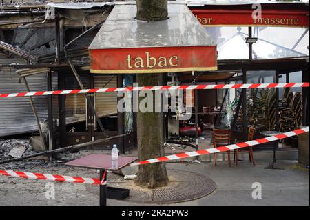 Le Village des fêtes café, rue Louise Thuliez, place des fêtes, 75019, Paris, France, 30th juin 2023. Un café est attaqué après une troisième nuit de violence et d'émeutes à la suite du meurtre par la police d'un adolescent mardi soir à Nanterre, dans la banlieue de Paris. Crédit : Jane Burke/Alay Live News. Banque D'Images