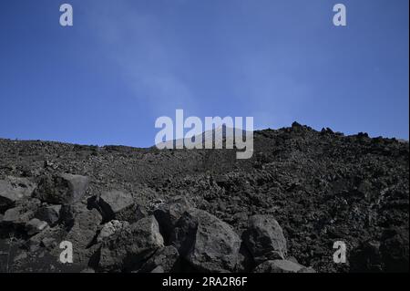 Des roches volcaniques de lave à Parco dell' Etna une zone naturelle protégée de Catane Sicile, Italie. Banque D'Images