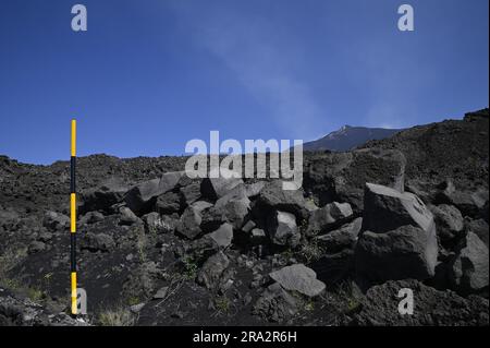 Des roches volcaniques de lave à Parco dell' Etna une zone naturelle protégée de Catane Sicile, Italie. Banque D'Images