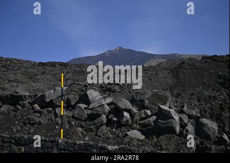 Des roches volcaniques de lave à Parco dell' Etna une zone naturelle protégée de Catane Sicile, Italie. Banque D'Images