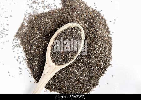 Graines de Chia de la plante de Salvia hispanica. Nourriture fonctionnelle très saine à utiliser dans diverses recettes. Forme de coeur créée avec l'image conceptuelle des grains. Banque D'Images