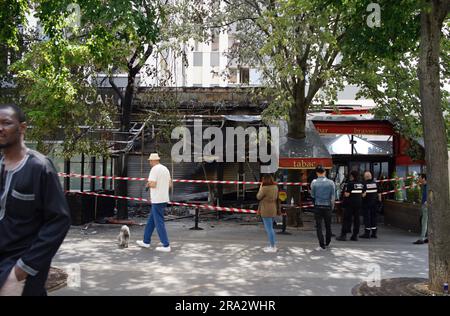 Parisiens et Marie de Paris responsables d'un café brûlé « le Village des fêtes », rue Louise Thuliez, place des fêtes, 75019, Paris, France, 30th juin 2023. Un café est attaqué après une troisième nuit de violence et d'émeutes à la suite du meurtre par la police d'un adolescent mardi soir à Nanterre, dans la banlieue de Paris. Crédit : Jane Burke/Alay Live News. Banque D'Images