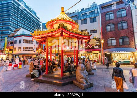 Place Nankinmachi dans le quartier chinois de Kobe dans la soirée. Le célèbre pavillon Azumaya avec divers restaurants chinois dont le 'Moon Dragon', Banque D'Images
