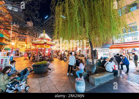 Le célèbre pavillon Azumaya de la place Nankinmachi à Chinatown, Kobe. Le soir, il y a beaucoup de gens qui visitent les nombreux restaurants et stands de cuisine chinoise Banque D'Images