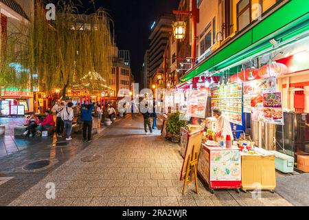 Le célèbre pavillon Azumaya de la place Nankinmachi à Chinatown, Kobe. Le soir, il y a beaucoup de gens qui visitent les nombreux restaurants et stands de cuisine chinoise Banque D'Images