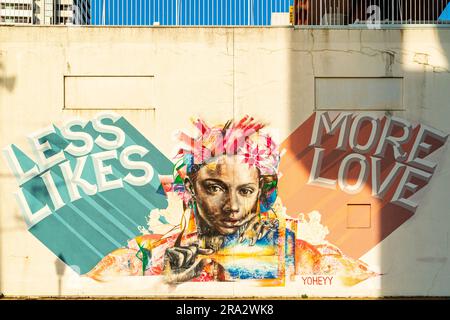 La fresque d'art de l'artiste d'Osaka Yoheyy, « moins aime, plus amour » sur un mur d'entrepôt à Meriken Park, sur le front de mer à Kobe, au Japon. Heure d'or. Banque D'Images