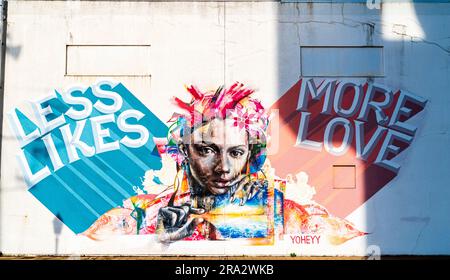 La fresque d'art de l'artiste d'Osaka Yoheyy, « moins aime, plus amour » sur un mur d'entrepôt à Meriken Park, sur le front de mer à Kobe, au Japon. Banque D'Images