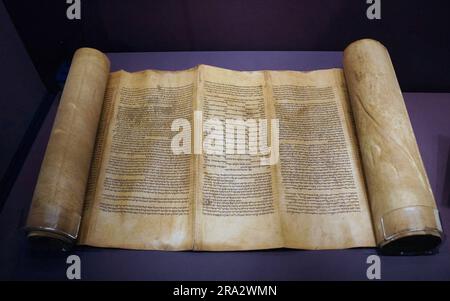 La Torah hébraïque manuscrite fait défiler les cinq premiers livres de la Bible Banque D'Images