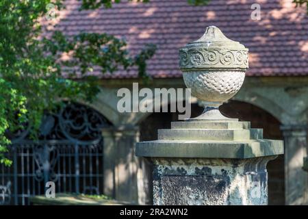 Détail d'une tombe baroque au cimetière Elias à Dresde. Le bol représente la culture commémorative et la mémoire du défunt ainsi qu'un symbole pour un cadeau grave. Le cimetière Elias de Dresde, en Allemagne, est désaffecté depuis 1876 et fermé depuis 1924 Banque D'Images