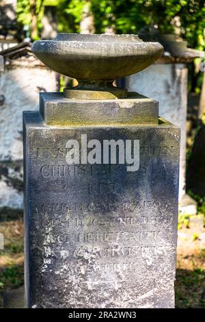 Détail de la tombe de Christiane Augusta Kind, morte en 1811, au cimetière Elias de Dresde. Basé sur les dessins de Caspar David Friedrich. Le bol représente la culture commémorative et la mémoire du défunt, ainsi qu'un symbole d'un cadeau funéraire. Le cimetière Elias de Dresde, en Allemagne, est désaffecté depuis 1876 et fermé depuis 1924 Banque D'Images