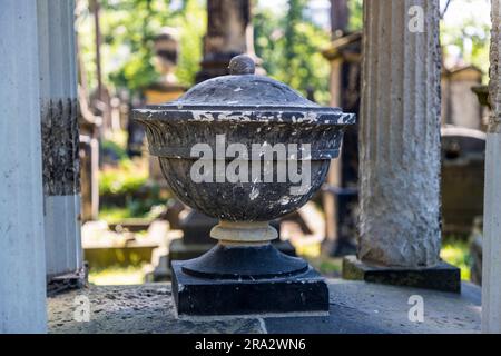 Détail d'une tombe baroque au cimetière Elias à Dresde. Le bol représente la culture commémorative et la mémoire du défunt ainsi qu'un symbole pour un cadeau grave. Le cimetière Elias de Dresde, en Allemagne, est désaffecté depuis 1876 et fermé depuis 1924 Banque D'Images