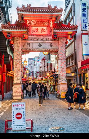 Photo de l'heure bleue de la porte illuminée Choan-mon, porte de l'est, porte de style chinois, entrée du populaire Nankinmachi, Chinatown, à Kobe. Banque D'Images