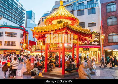 Le célèbre pavillon Azumaya de la place Nankinmachi à Chinatown, Kobe. Le soir, il y a beaucoup de gens qui visitent les nombreux restaurants et stands de cuisine chinoise Banque D'Images