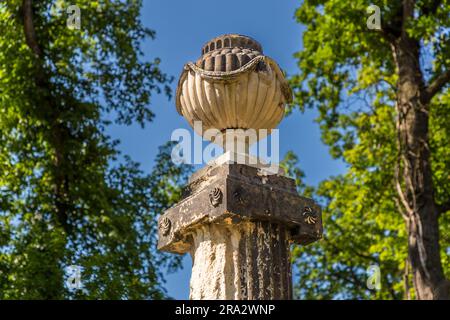 Détail d'une tombe baroque au cimetière Elias à Dresde. Le bol représente la culture commémorative et la mémoire du défunt ainsi qu'un symbole pour un cadeau grave. Le cimetière Elias de Dresde, en Allemagne, est désaffecté depuis 1876 et fermé depuis 1924 Banque D'Images