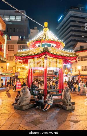 Le célèbre pavillon Azumaya de la place Nankinmachi à Chinatown, Kobe. Le soir, il y a beaucoup de gens qui visitent les nombreux restaurants et stands de cuisine chinoise Banque D'Images