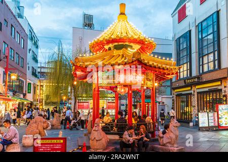 Le célèbre pavillon Azumaya de la place Nankinmachi à Chinatown, Kobe. Le soir, il y a beaucoup de gens qui visitent les nombreux restaurants et stands de cuisine chinoise Banque D'Images