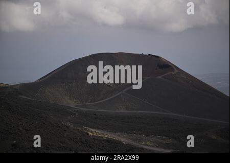 Paysage volcanique avec vue panoramique sur Crateri Silvestri les cratères au-dessous du sommet de l'Etna à Catane Sicile, Italie. Banque D'Images