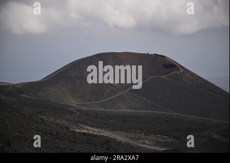 Paysage volcanique avec vue panoramique sur Crateri Silvestri les cratères au-dessous du sommet de l'Etna à Catane Sicile, Italie. Banque D'Images