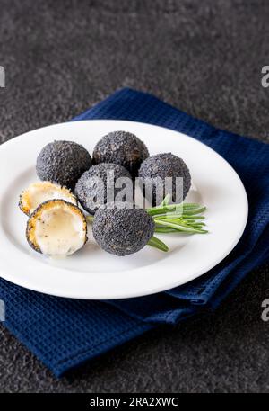 Boules de mozzarella panées avec truffe noire sur l'assiette Banque D'Images