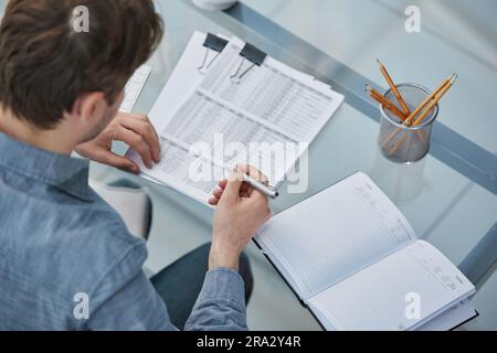 expert juridique avocat professionnel lisant et vérifiant des documents financiers ou un contrat d'assurance Banque D'Images