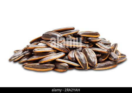 Vue latérale pile de graines de tournesol salées isolée sur fond blanc avec un chemin de coupure. Banque D'Images