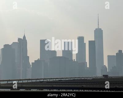 New York, New York, États-Unis. 29th juin 2023. Les gratte-ciel de New York sont à nouveau couverts de fumée en raison des feux de forêt canadiens. (Credit image: © Ryan Rahman/Pacific Press via ZUMA Press Wire) USAGE ÉDITORIAL SEULEMENT! Non destiné À un usage commercial ! Banque D'Images