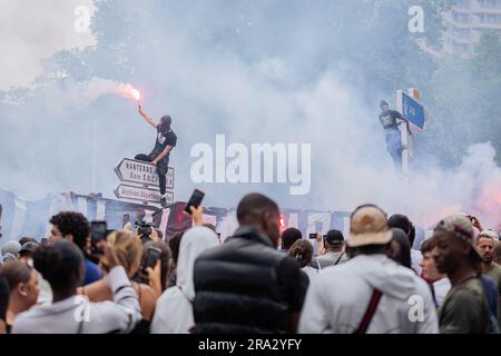 Des manifestants participent à la marche pour Nahel. La mort de Nahel, 17 ans, après avoir été abattu par un policier à un arrêt de la circulation à la périphérie de Paris a déclenché des nuits d'émeutes violentes dans toute la France. A la demande de la mère du jeune homme, une marche a eu lieu à Nanterre, à Paris, en l'honneur de Nahel, avec des dizaines de milliers de personnes manifestant et demandant justice. À la fin de la marche, la police a commencé à tirer des gaz lacrymogènes sur les manifestants, culminant par une autre journée d'affrontements violents qui ont duré jusqu'à la nuit. Banque D'Images