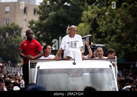 Paris, France. 29th juin 2023. La mère de Nahel participe à la marche. La mort de Nahel, 17 ans, après avoir été abattu par un policier à un arrêt de la circulation à la périphérie de Paris a déclenché des nuits d'émeutes violentes dans toute la France. A la demande de la mère du jeune homme, une marche a eu lieu à Nanterre, à Paris, en l'honneur de Nahel, avec des dizaines de milliers de personnes manifestant et demandant justice. À la fin de la marche, la police a commencé à tirer des gaz lacrymogènes sur les manifestants, culminant par une autre journée d'affrontements violents qui ont duré jusqu'à la nuit. Crédit : SOPA Images Limited/Alamy Live News Banque D'Images