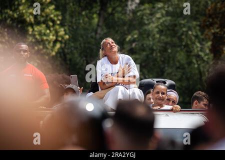 Paris, France. 29th juin 2023. La mère de Nahel participe à la marche. La mort de Nahel, 17 ans, après avoir été abattu par un policier à un arrêt de la circulation à la périphérie de Paris a déclenché des nuits d'émeutes violentes dans toute la France. A la demande de la mère du jeune homme, une marche a eu lieu à Nanterre, à Paris, en l'honneur de Nahel, avec des dizaines de milliers de personnes manifestant et demandant justice. À la fin de la marche, la police a commencé à tirer des gaz lacrymogènes sur les manifestants, culminant par une autre journée d'affrontements violents qui ont duré jusqu'à la nuit. Crédit : SOPA Images Limited/Alamy Live News Banque D'Images