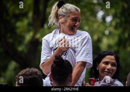 Paris, France. 29th juin 2023. La mère de Nahel vue pendant la marche. La mort de Nahel, 17 ans, après avoir été abattu par un policier à un arrêt de la circulation à la périphérie de Paris a déclenché des nuits d'émeutes violentes dans toute la France. A la demande de la mère du jeune homme, une marche a eu lieu à Nanterre, à Paris, en l'honneur de Nahel, avec des dizaines de milliers de personnes manifestant et demandant justice. À la fin de la marche, la police a commencé à tirer des gaz lacrymogènes sur les manifestants, culminant par une autre journée d'affrontements violents qui ont duré jusqu'à la nuit. Crédit : SOPA Images Limited/Alamy Live News Banque D'Images