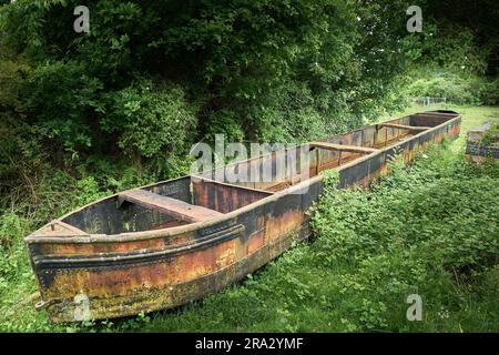 Un canalboat rouillé désutilisé amarré aux écluses de Foxton sur le Grand Union Canal, en Angleterre. Banque D'Images