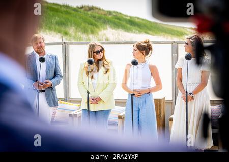 Le roi Willem-Alexander, la princesse Amalia, la princesse Alexia et la reine Maxima parlent à la presse après la séance photo annuelle d'été sur Zuiderstrand. À la Haye, pays-Bas, le 30 juin 2023. ANP PATRICK VAN KATWIJK pays-bas - belgique sortie Banque D'Images