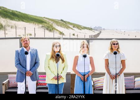 LA HAYE - le roi Willem-Alexander, la princesse Amalia, la princesse Alexia et la reine Maxima parlent à la presse après la séance photo annuelle d'été sur Zuiderstrand. ANP POOL PATRICK VAN KATWIJK pays-bas hors - belgique hors Banque D'Images