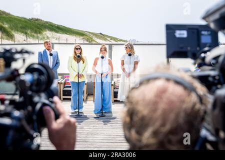 Le roi Willem-Alexander, la princesse Amalia, la princesse Alexia et la reine Maxima parlent à la presse après la séance photo annuelle d'été sur Zuiderstrand. À la Haye, pays-Bas, le 30 juin 2023. ANP PATRICK VAN KATWIJK pays-bas - belgique sortie Banque D'Images