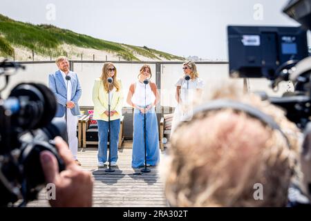 LA HAYE - le roi Willem-Alexander, la princesse Amalia, la princesse Alexia et la reine Maxima parlent à la presse après la séance photo annuelle d'été sur Zuiderstrand. ANP POOL PATRICK VAN KATWIJK pays-bas hors - belgique hors Banque D'Images