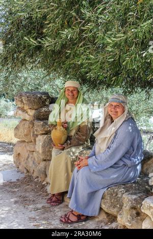 Les actrices représentent les femmes du premier siècle au musée en plein air du village de Nazareth, en Israël. Banque D'Images