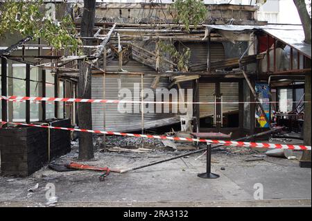 Les vestiges du café « le Village des fêtes », rue Louise Thuliez, place des fêtes, 75019, Paris, France, 30th juin 2023. Un café est attaqué après une troisième nuit de violence et d'émeutes à la suite du meurtre par la police d'un adolescent mardi soir à Nanterre, dans la banlieue de Paris. Crédit : Jane Burke/Alay Live News. Banque D'Images