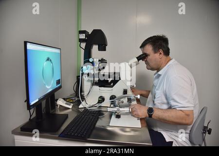 Un médecin travaille au Département des techniques de reproduction assistée à Lviv. Le Ministère effectuera la cryoconservation et le stockage des embryons et des cellules germinales gratuitement, et les stockera pour une utilisation ultérieure dans les programmes de traitement de l'infertilité. En particulier, il sera mis à la disposition du personnel militaire qui combat pendant la guerre russo-ukrainienne. Selon les statistiques, chaque cinquième couple marié en Ukraine est désormais stérile. Ce département a été ouvert au Centre régional de périnatalité clinique de Lviv. Banque D'Images