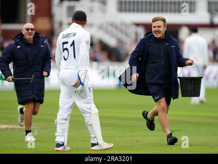 Le personnel au sol partage une blague avec Jonny Bairstow en Angleterre après avoir réparé le terrain pendant le troisième jour du deuxième match de test des cendres à Lord's, Londres. Date de la photo: Vendredi 30 juin 2023. Banque D'Images