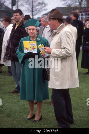 22 avril 1995 la Reine avec la carte de course et Lord Canarvon aux courses de Newbury photo par les Archives de Henshaw Banque D'Images