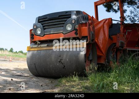 Machine à rouleaux tandem sur le chantier d'une nouvelle route. Compacteur de sol avec tambours à rouleaux pour compacter la couche d'asphalte. Banque D'Images