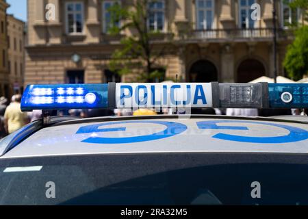 Feux de détresse polonais pour barre lumineuse de voiture de police. Barre de feux clignotants d'éclairage bleu montée sur le toit d'un véhicule de patrouille en Pologne. Banque D'Images